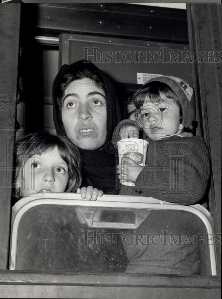 Press Photo Family who survived Earthquake damage at Gibellina, Sicily - Historic Images