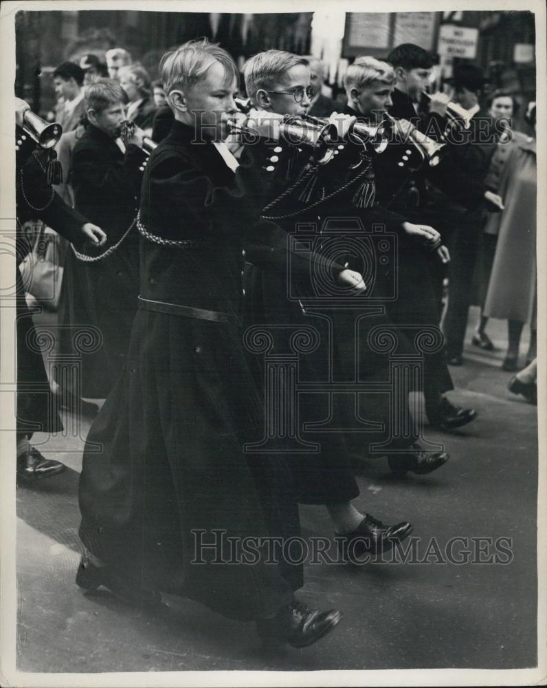 1953 Press Photo Boy Buglars On Way To St. Sepulchre&#39;s Church - Historic Images