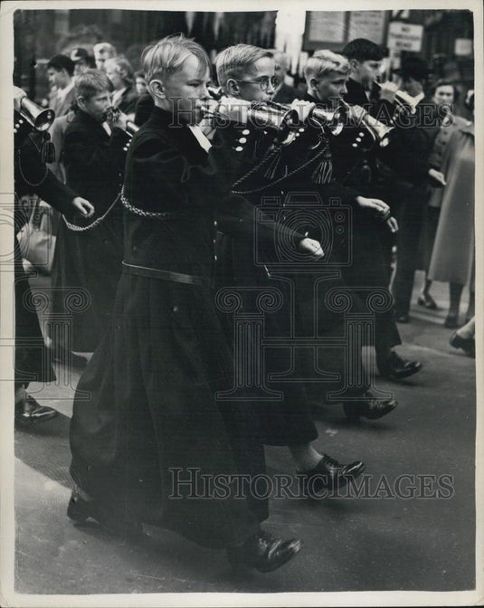 1953 Press Photo Boy Buglars On Way To St. Sepulchre's Church - Historic Images