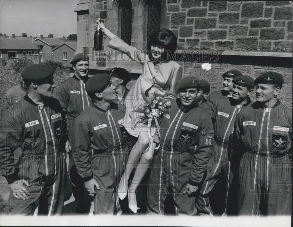 1967 Press Photo Freda Allen &amp; Parachute Regiment - Historic Images