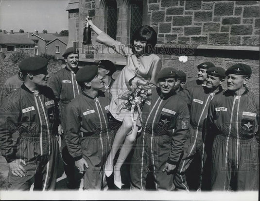 1967 Press Photo Freda Allen & Parachute Regiment - Historic Images