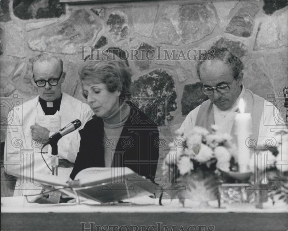 Press Photo Julia Quinlan,with a priest &amp; Father Trapasso - Historic Images