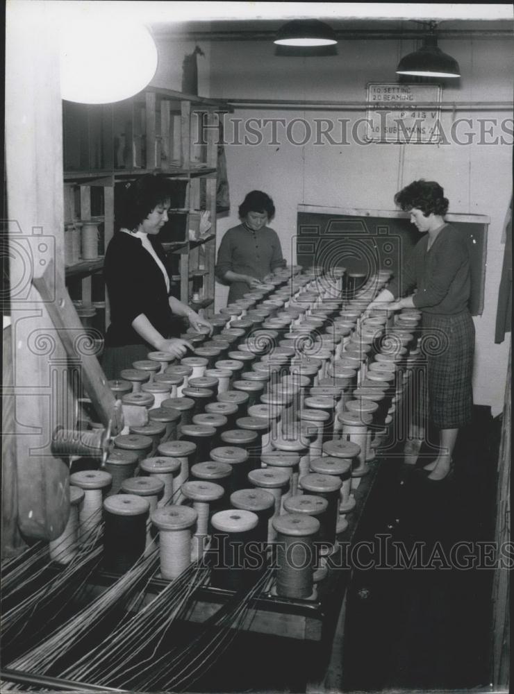 Press Photo Wilton Manufacturing Girls Wind Colored Wool On Spools In Cubicle - Historic Images