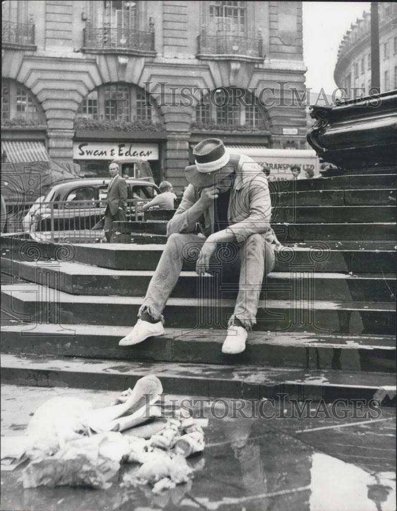 Press Photo Protesting Dropout On Steps of Eros After Cleaning In London - Historic Images