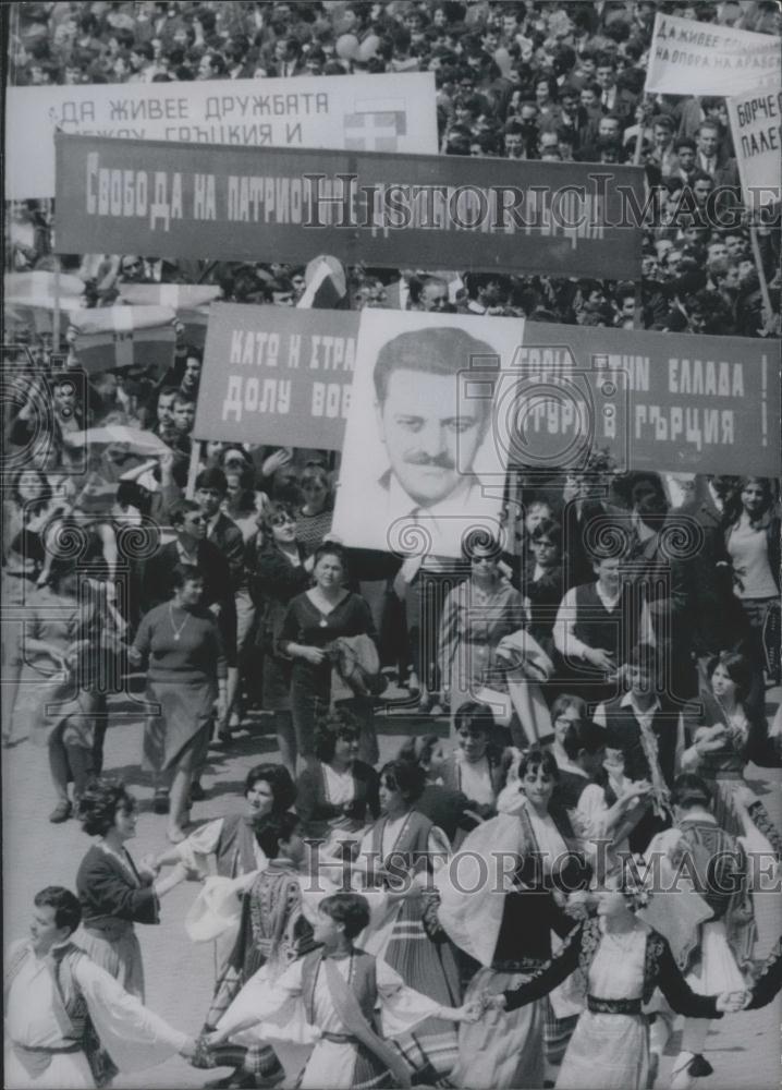 1957 Press Photo Bulgarian and foreign students during the demonstration - Historic Images