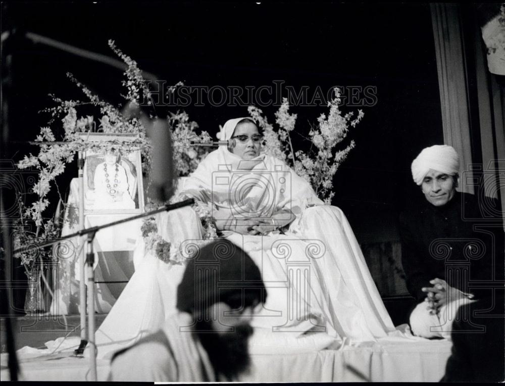 1972 Press Photo Mother of Maharaj-Ji Mataji Divine Light Mission Switzerland - Historic Images