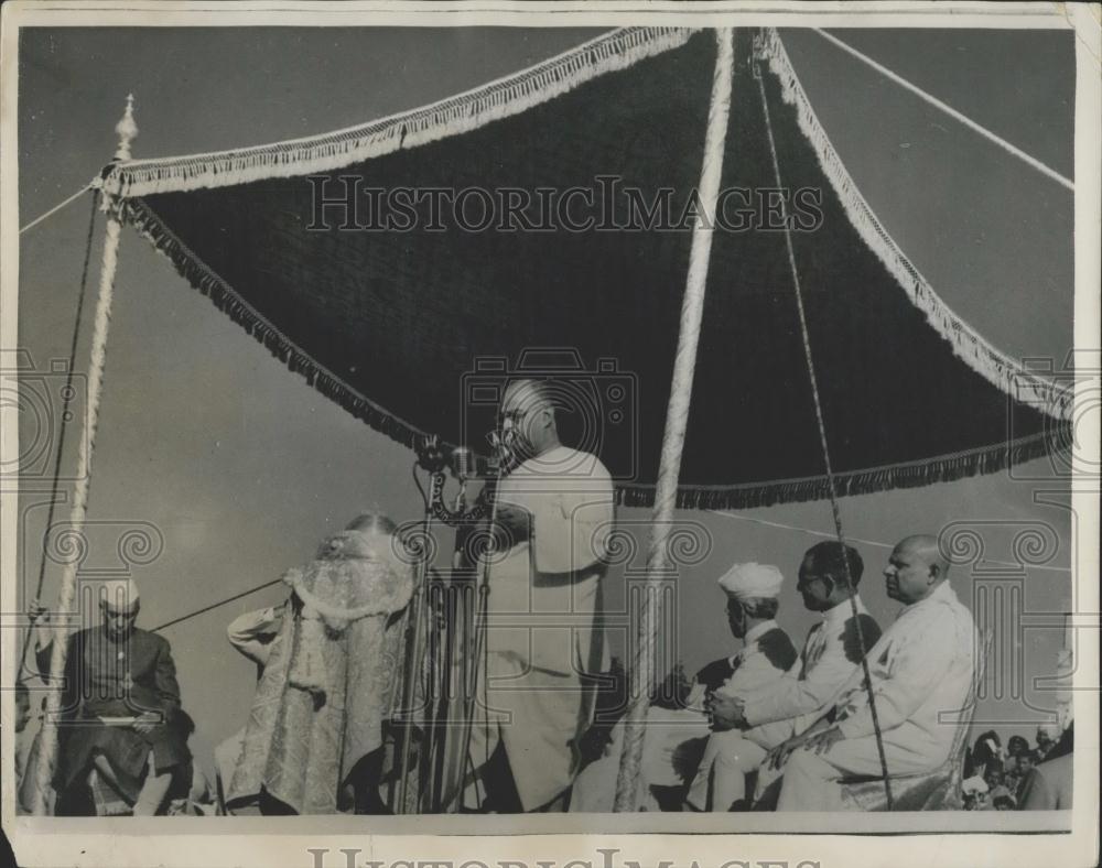 1952 Press Photo Buddhists at Sanchi, near Bhopal - Historic Images