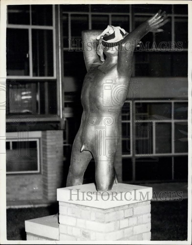 1953 Press Photo Neighbors Complain About Nude Statue In Hospital - Historic Images