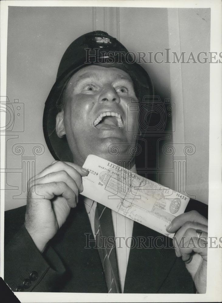 1958 Press Photo They Call Him &quot; The Laughing Policeman&quot; - Historic Images