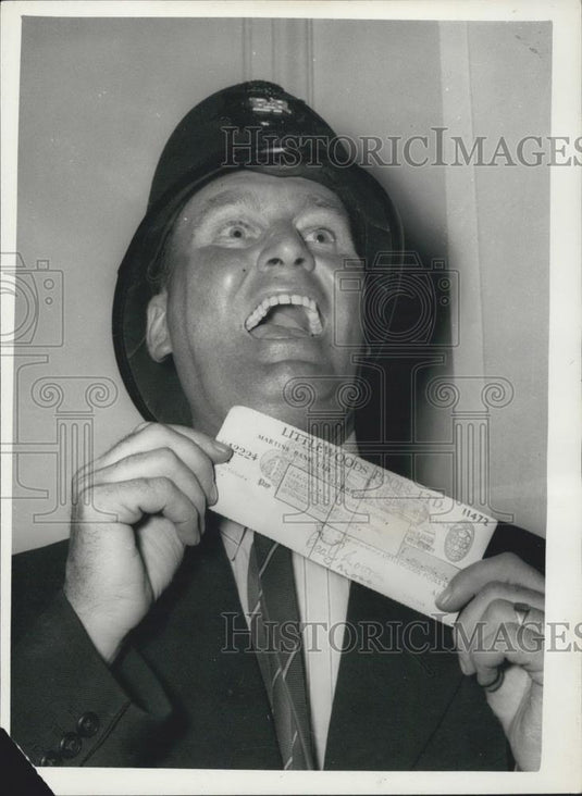 1958 Press Photo They Call Him " The Laughing Policeman" - Historic Images