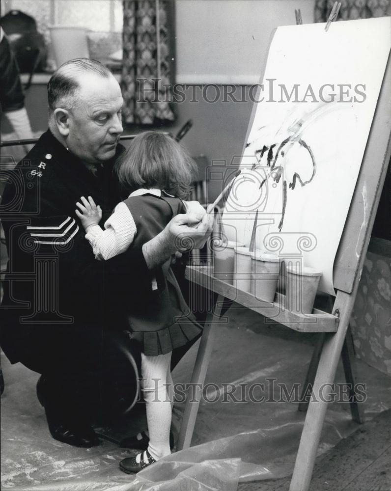 Press Photo a little girl with Sergent Stibbards Painting - Historic Images