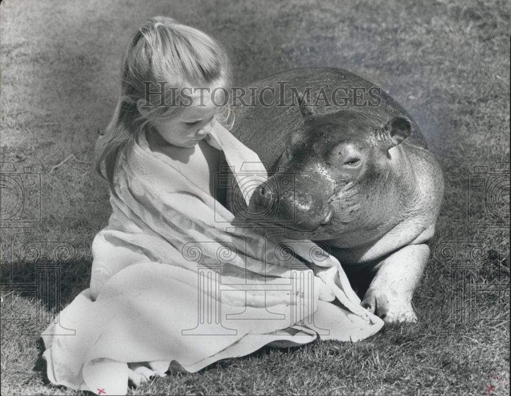 Press Photo Preparing for the tourist season - Historic Images
