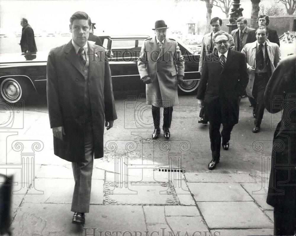 1974 Press Photo Secretary State Kissinger Arriving London James Callaghan - Historic Images