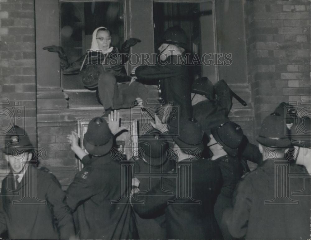 1960 Press Photo Police Reach Out To Woman Rent Demonstrator In Window - Historic Images