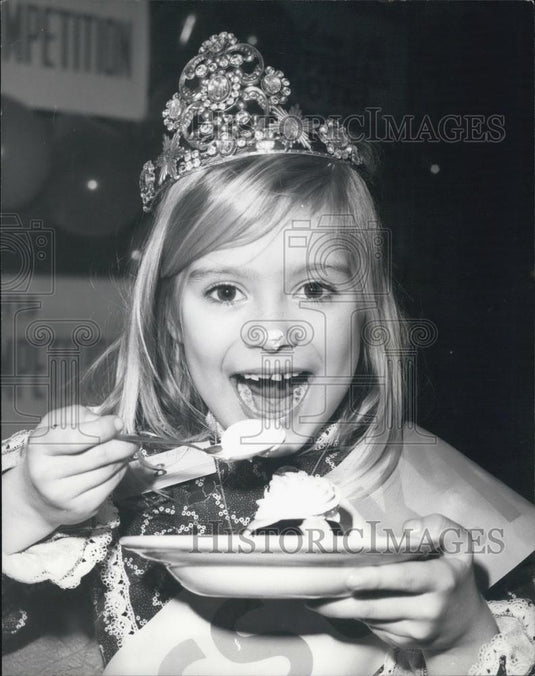 1976 Press Photo Mini Miss United Kingdom Joanna Folkard Eating Dessert - Historic Images