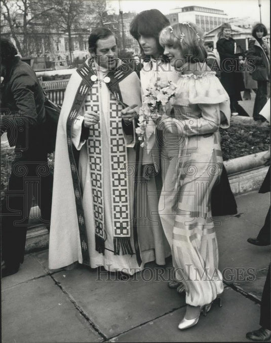 1977 Press Photo Lorna Luft Weds Jake Hooker - Historic Images