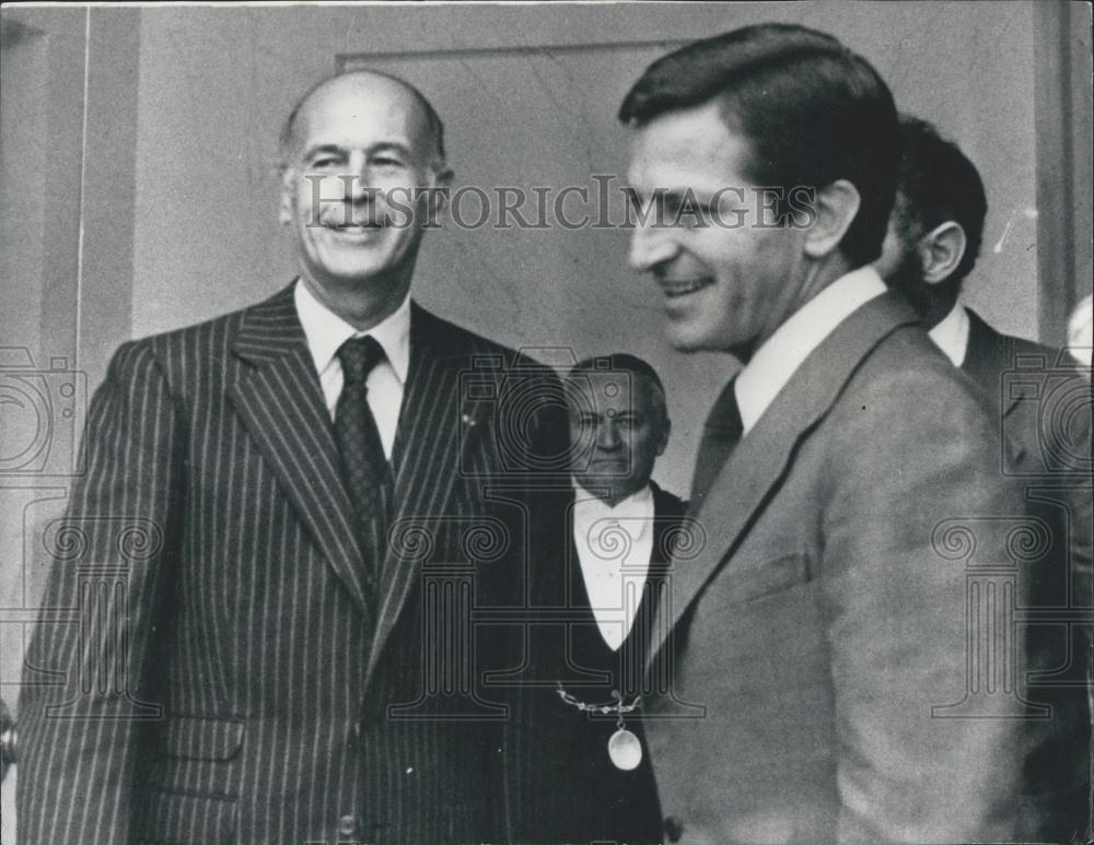 1977 Press Photo Spanish Prime Minister Meets The French President - Historic Images