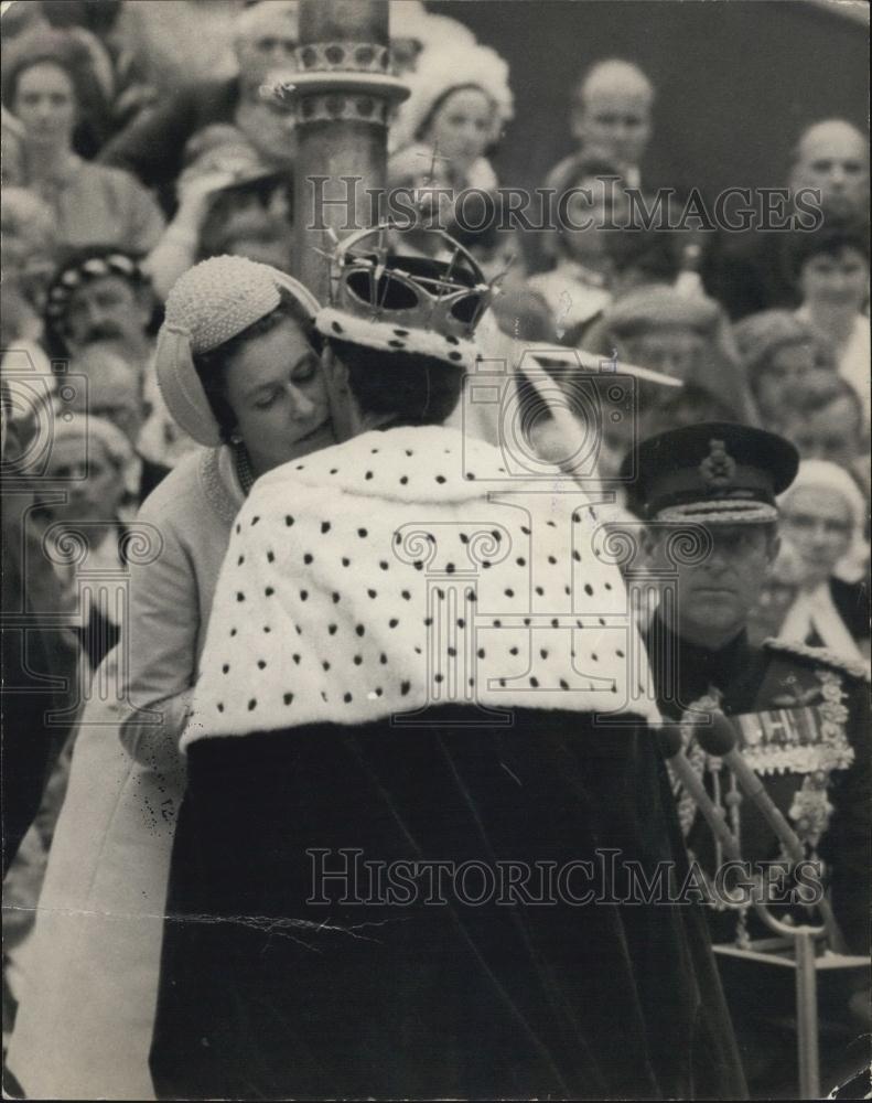 1969 Press Photo queen is seen kissing the prince of Wales - Historic Images