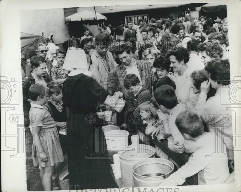 1961 Press Photo Refugees still manage to evade the communists Germany - Historic Images