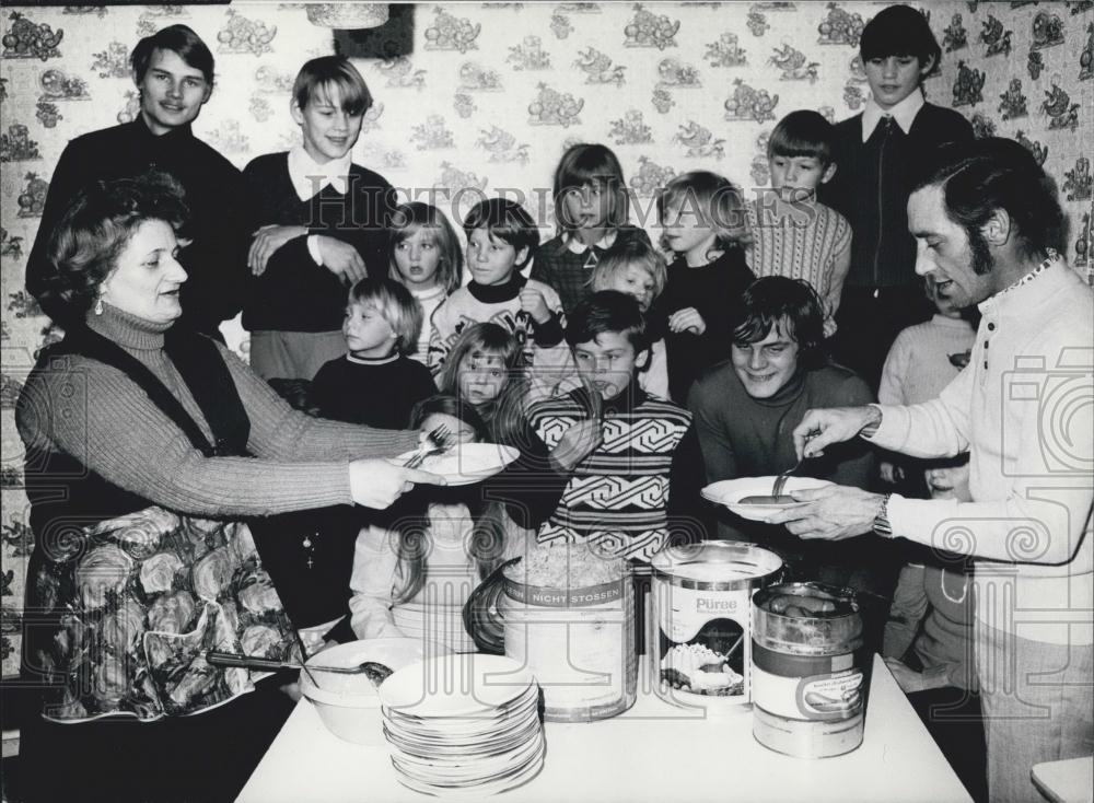 Press Photo Large Koch Family Eating Lunch Lamerstadt Bavaria - Historic Images