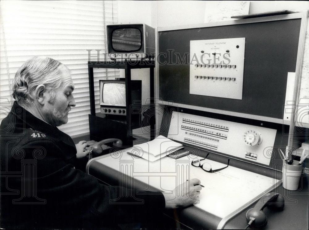 1974 Press Photo Major Boost For London Traffic Control Sir Mark at Controls - Historic Images