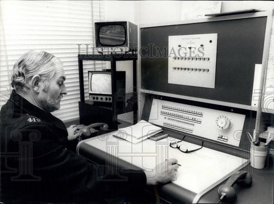 1974 Press Photo Major Boost For London Traffic Control Sir Mark at Controls - Historic Images
