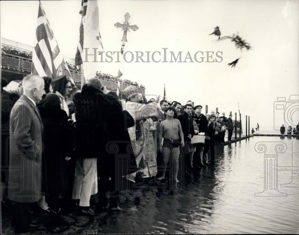 1970 Press Photo Greek Orthodox Church Dignitaries Blessing Seas At Margate - Historic Images