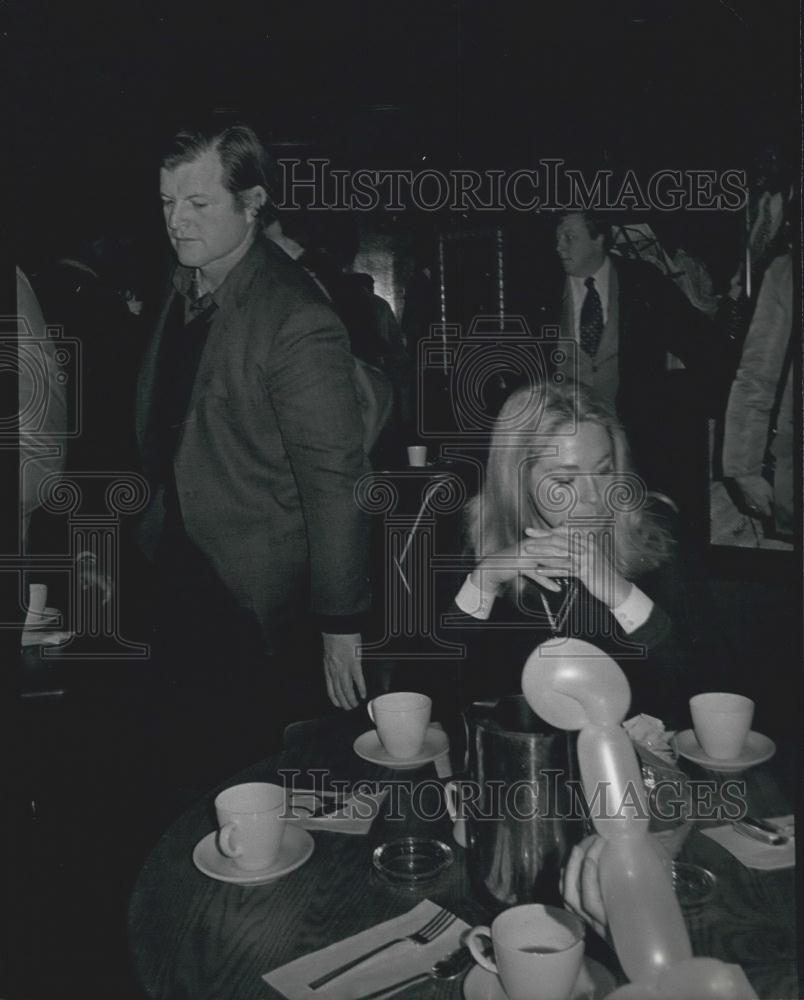 Press Photo Ted and Joan Kennedy Drinking Coffee In Cafe - Historic Images