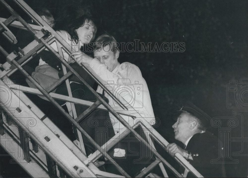 1968 Press Photo Marie Mullally, Firemen, Park Royal Hotel, Kensington - Historic Images