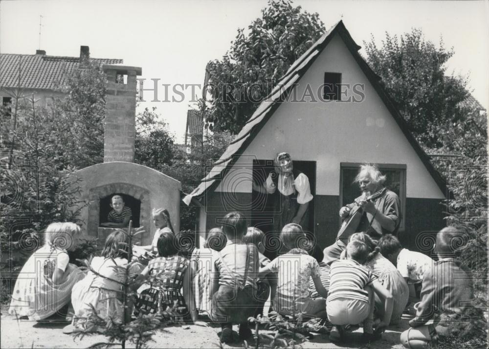 1964 Press Photo Kurt Klee Known As Fairy Teller Ina Franck Turf Suburb Frankfu - Historic Images
