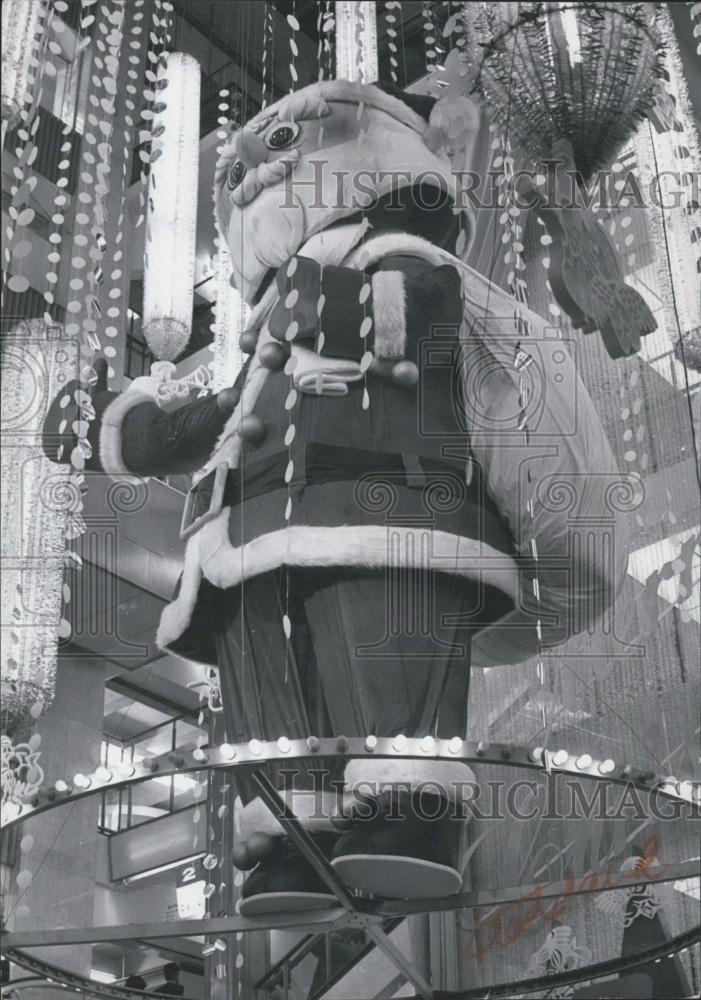 Press Photo Model Of Father Christmas Suspended From Ceiling Store Tokyo Japan - Historic Images