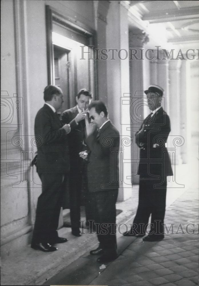 1961 Press Photo Criminal Squad Inspectors Outside Of Bank - Historic Images