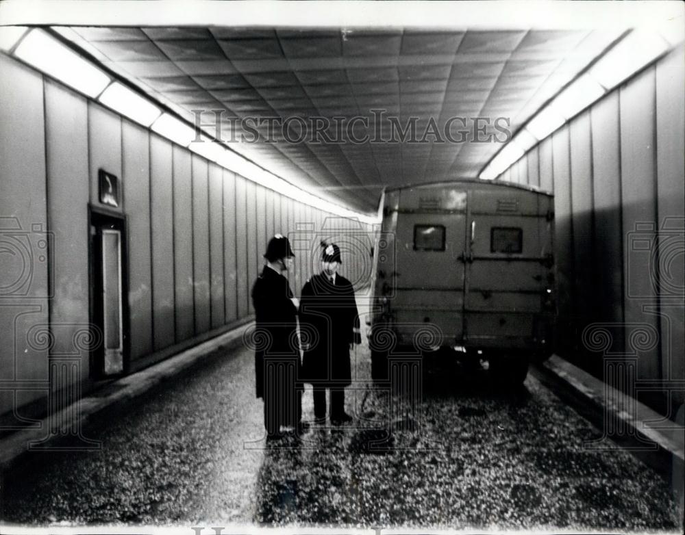 1965 Press Photo Mail Van in tunnel that was robbed last night - Historic Images