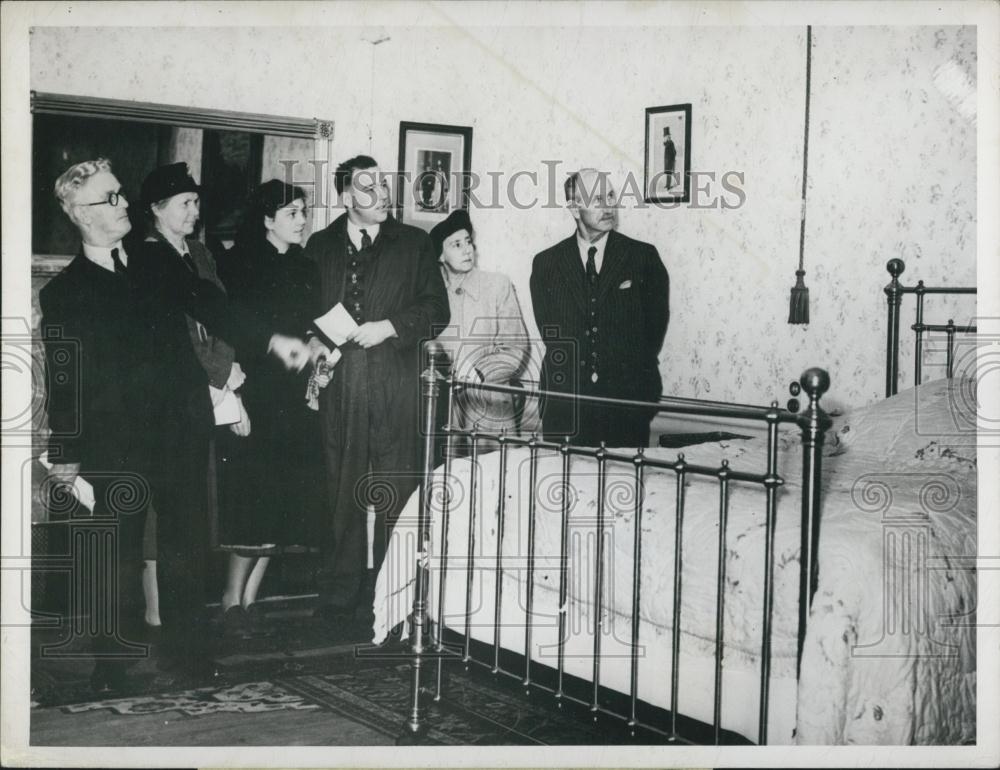 1950 Press Photo The group is now in the room where Winston Churchill was born - Historic Images