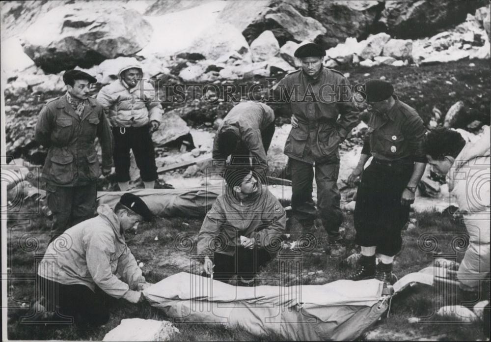Press Photo Rescuers Removing Alpanists&#39; Bodies From Pointe Des Ailes Climb - Historic Images