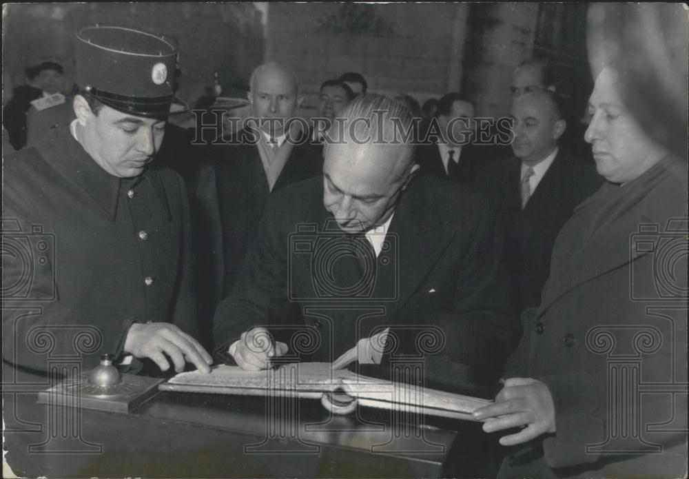 1955 Press Photo Argentine Foreign Minister Senor Jeronomo Remorino Visits Paris - Historic Images