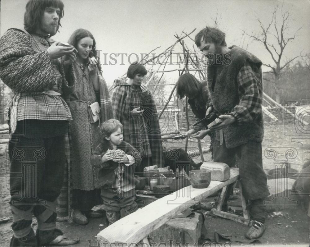 1977 Press Photo Fifteen volunteer castaways, including three children - Historic Images