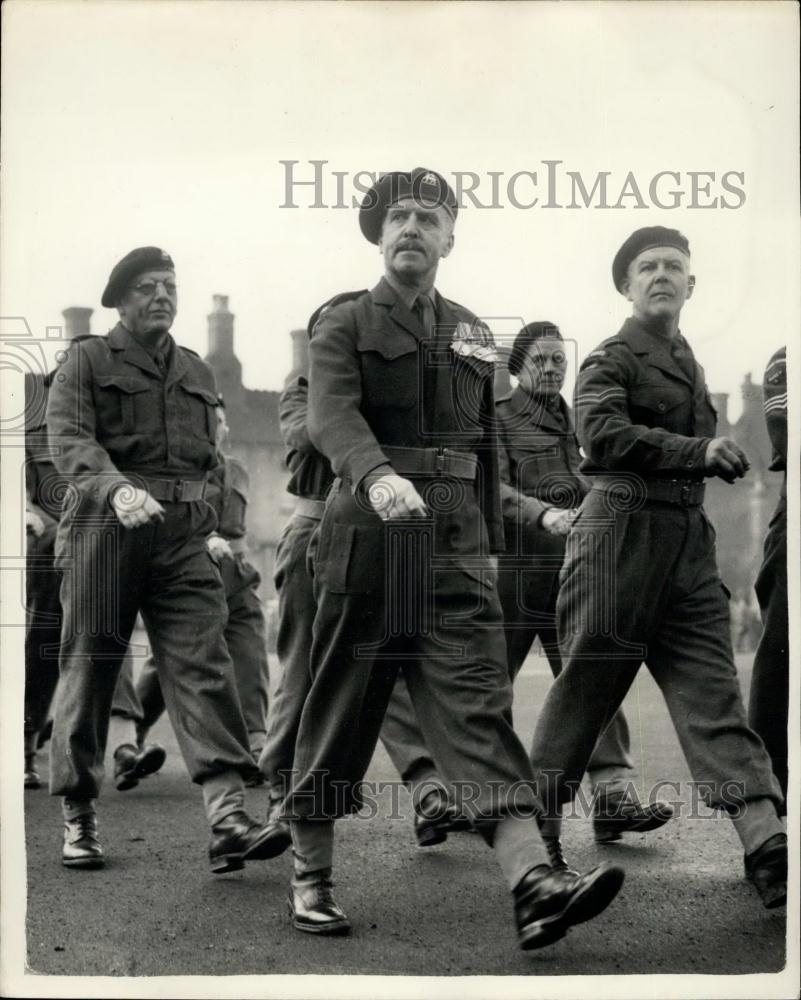 1955 Press Photo Sir Arthur Private Dowler seen on Parade During the Inspection - Historic Images