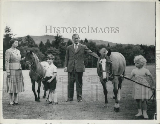1955 Press Photo : Queen Elizabeth - Duke Of Edinburgh and their children Prince - Historic Images