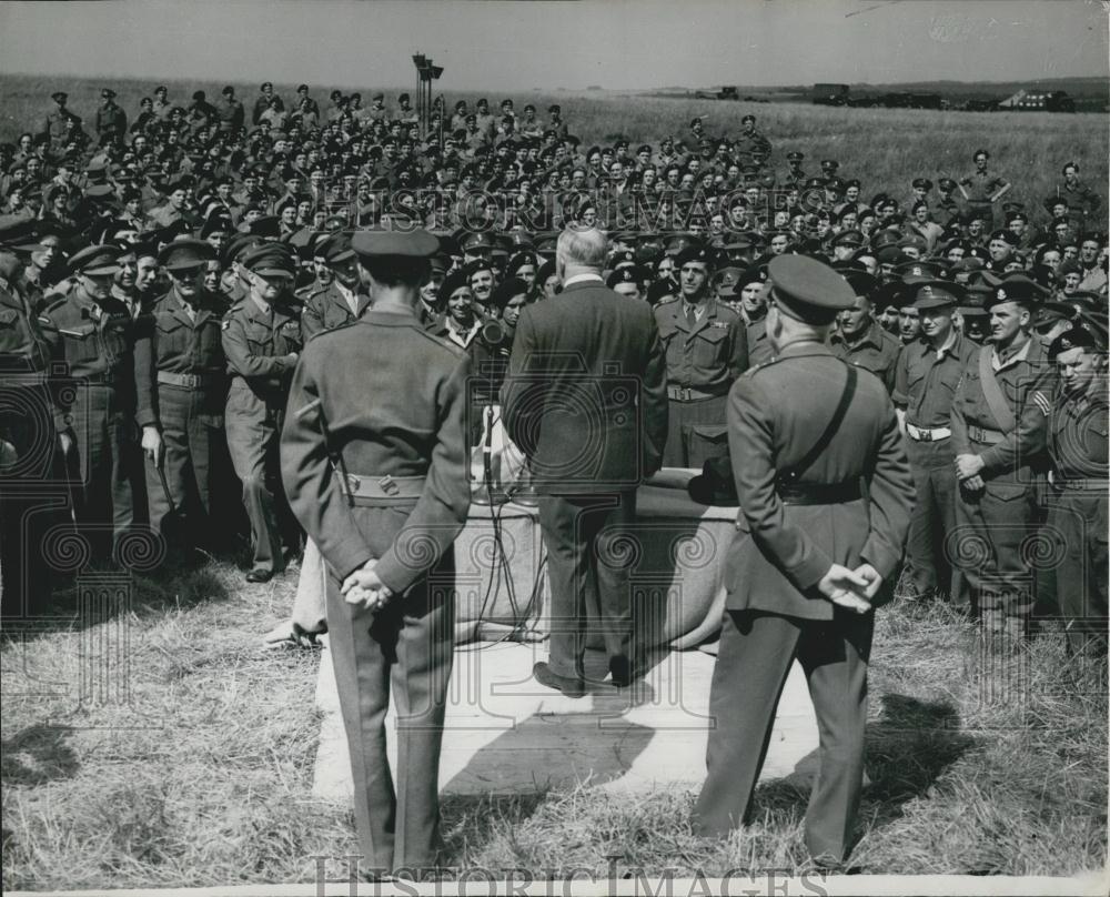 1950 Press Photo Mr. Shinwell the minister of defence visits troops - Historic Images