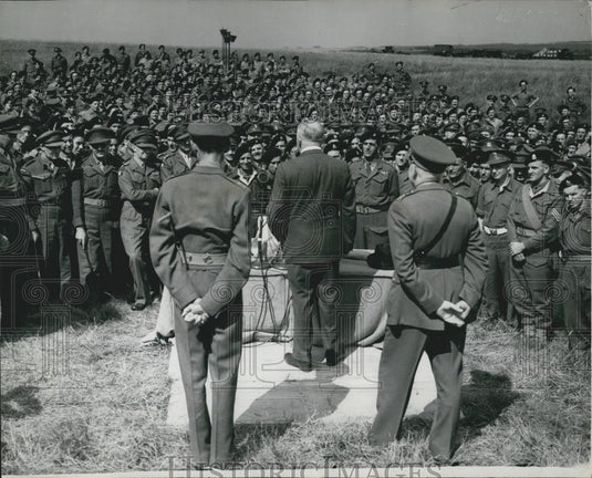 1950 Press Photo Mr. Shinwell the minister of defence visits troops - Historic Images