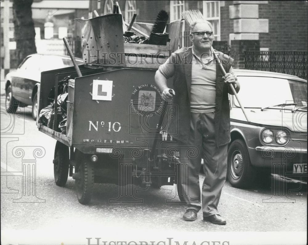 1974 Press Photo Road Sweeper Bernie Heim &amp; his Dust Cart - Historic Images