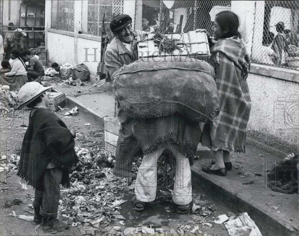 Press Photo Cargador, Ecuadorian Market - Historic Images