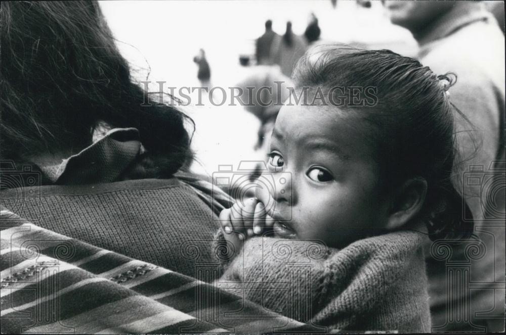 1971 Press Photo Little Girl On Mother&#39;s Back Waiting Land Certificates Peru - Historic Images