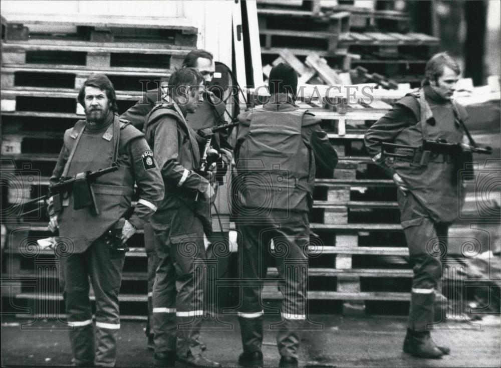 Press Photo Security Forces - Historic Images