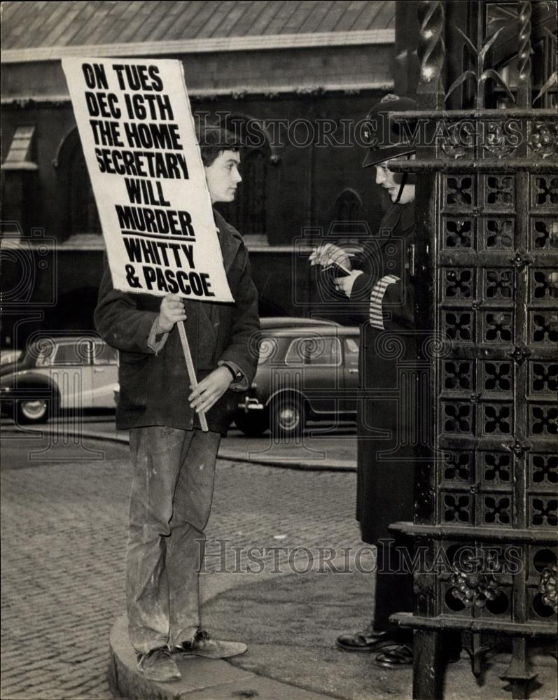 1963 Press Photo Police talk with protestor Timothy Fox - Historic Images