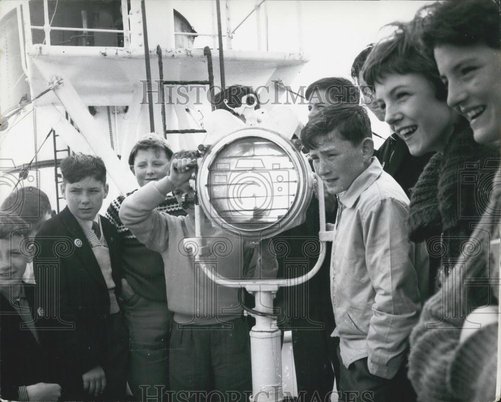Press Photo Working the Morse lamp - a class on the bridge. - Historic Images