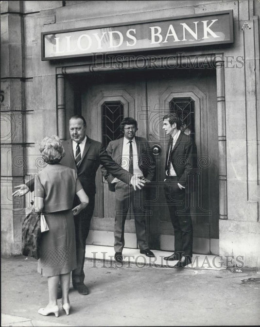 1971 Press Photo Cops Find Radio Message About Gang Robbery Of Bank - Historic Images