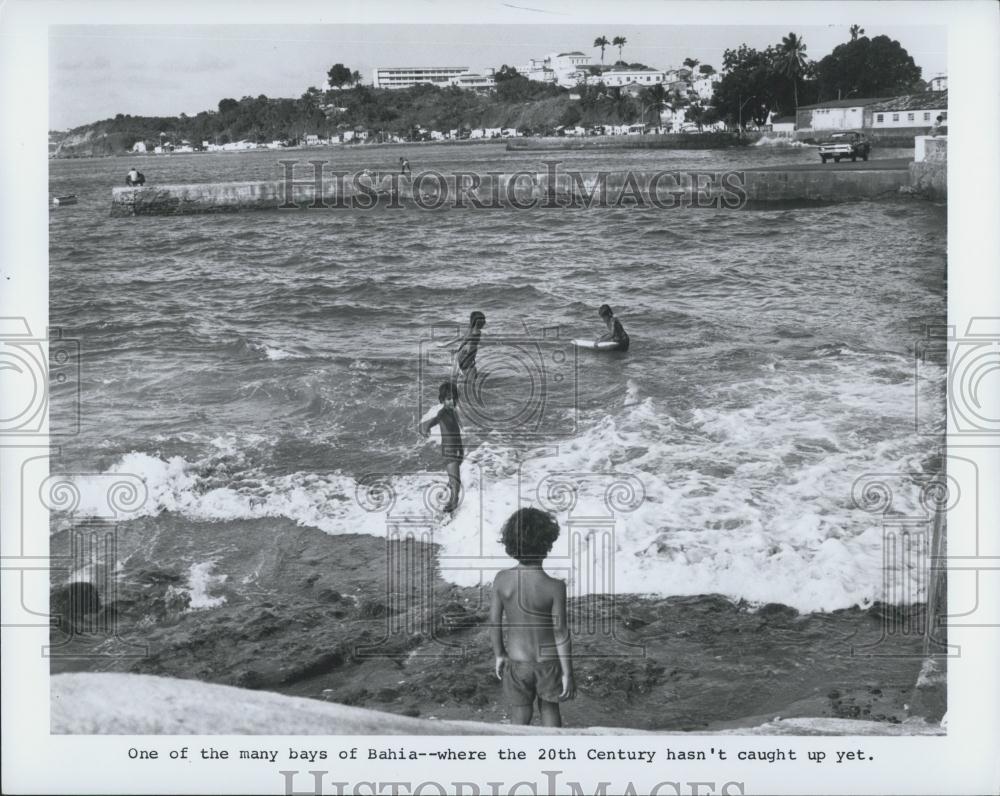 Press Photo Bahia Bay Children Playing In Water Brazil - Historic Images