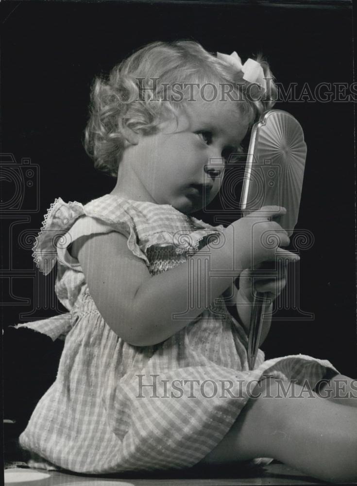 Press Photo A young lady and a mirror - Historic Images